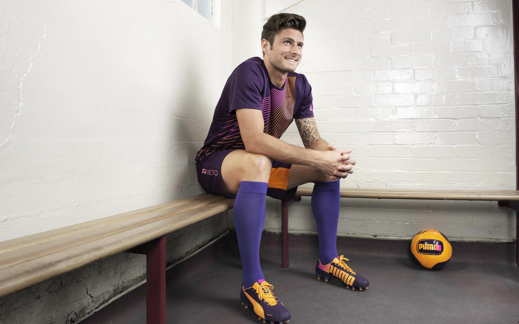 萨卡制造乌龙致胜，枪手绝杀狼队续写领跑传奇，隐患浮现遭名宿质疑冠军资格